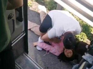 男Ji大巴进入女人的游戏(男 Ji 大巴进入女人的游戏，她们会如何应对？)