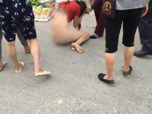 美女被男人撕衣舔胸;男子当街强吻并撕烂女子衣服，对其进行舔胸猥亵